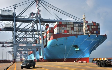 'Siêu tàu' container cập Cảng quốc tế Cái Mép
